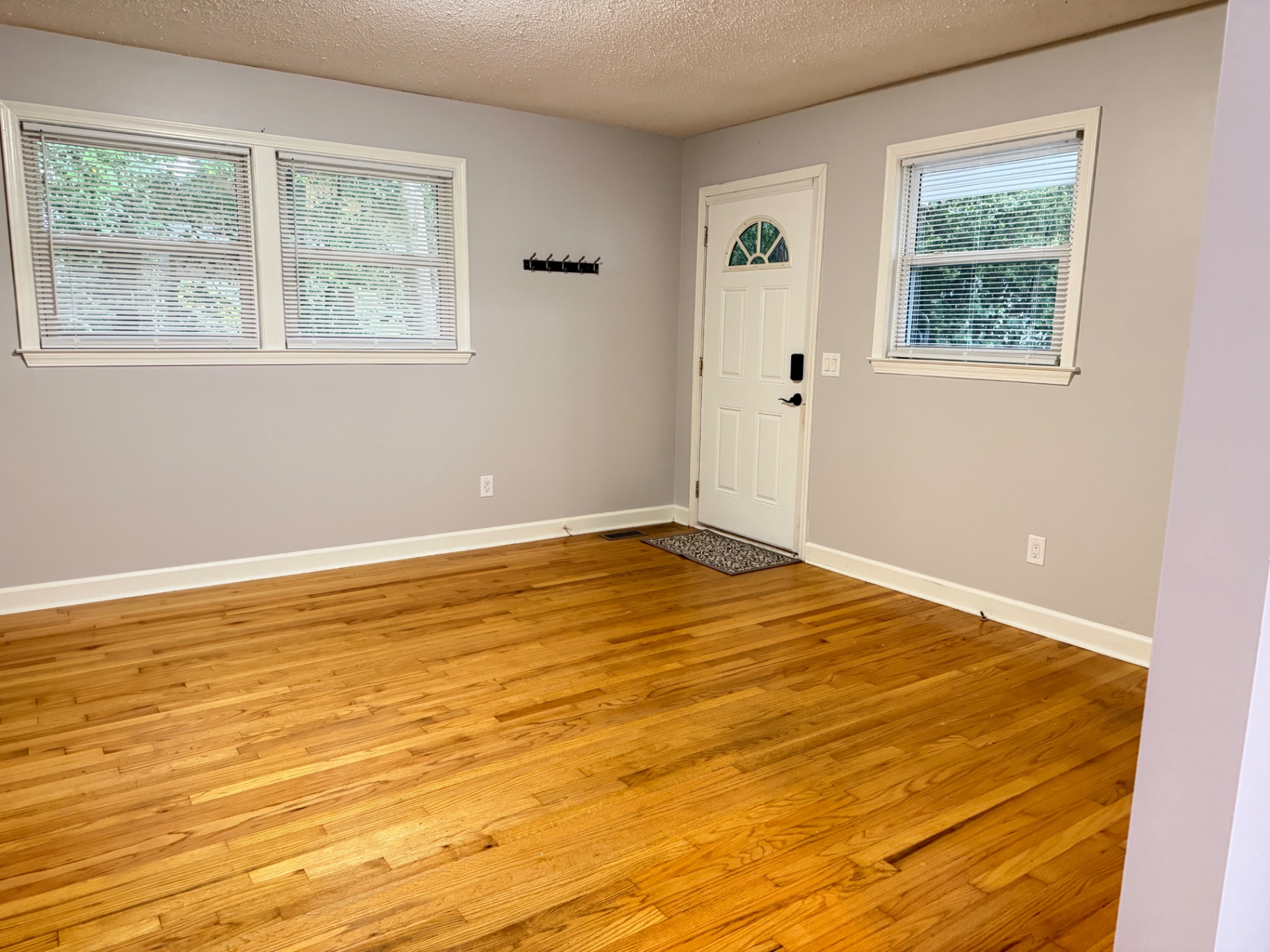 818 Lynwood Dr photo 4